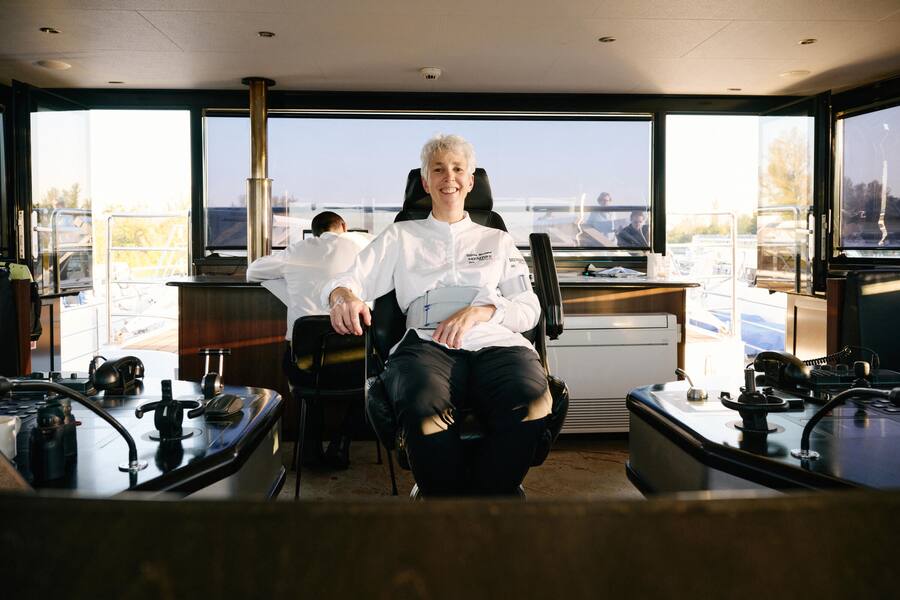 Auch die Köche haben ihren Spass: Silvia Manser auf der Kommandobrücke.