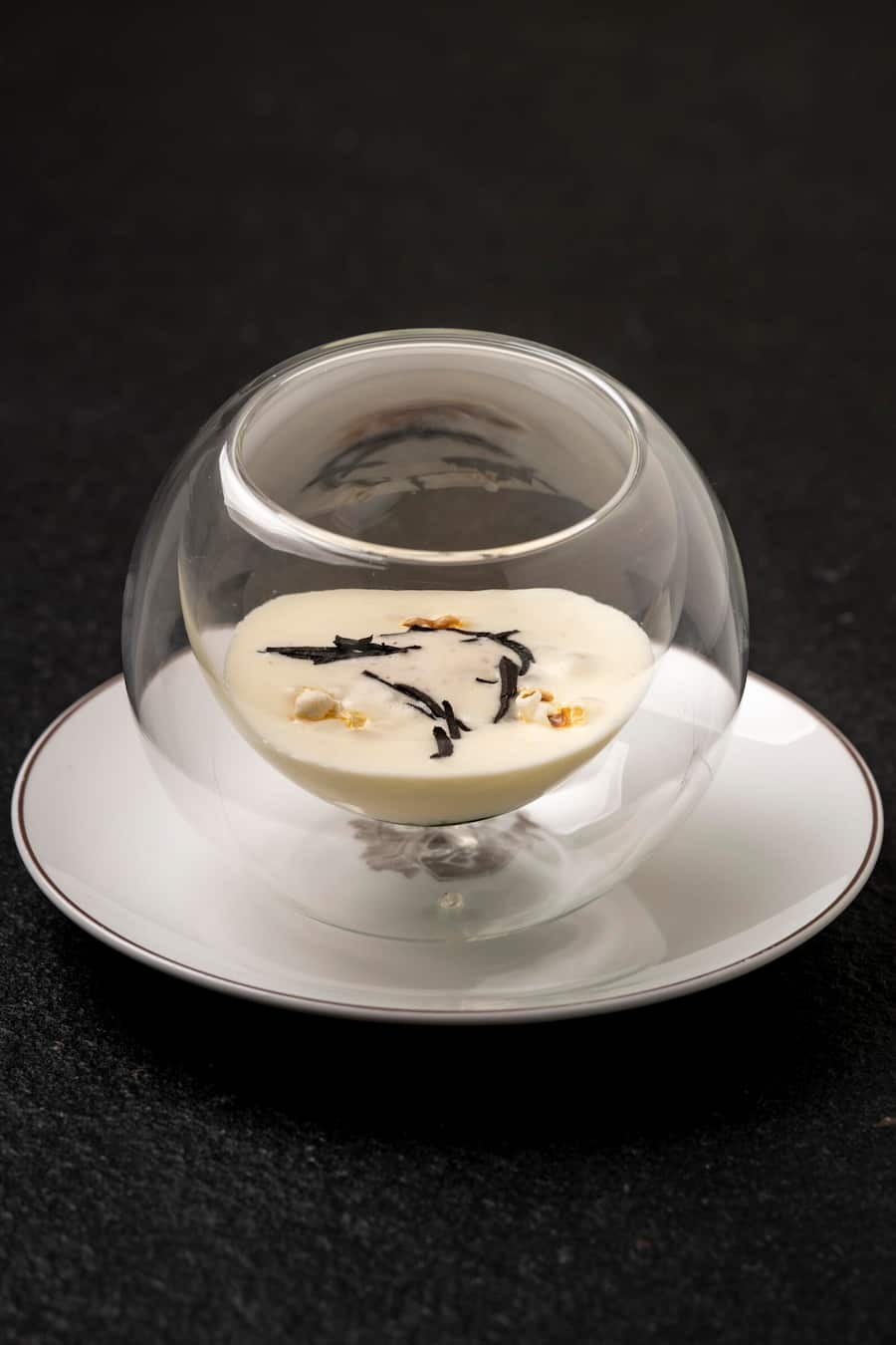 Buergenstock Yannick Alleno/ Mike Wehrle, Moet-Chandon-Essen, Bio Eigelb mit Tessinerpolenta und schwarzem Trüffel von Mike Wehrle