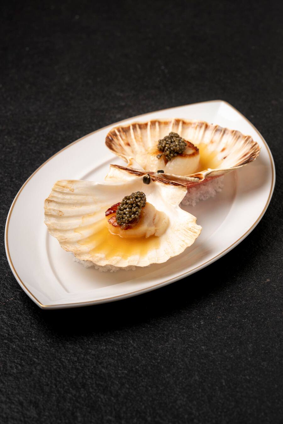 Buergenstock Yannick Alleno/ Mike Wehrle, Moet-Chandon-Essen, Jakobsmuschel in der Schale, Jakobsmuschelnuss mit schmalem Knochen, iberischer Schinkenextraktion, von Yannick Alleno