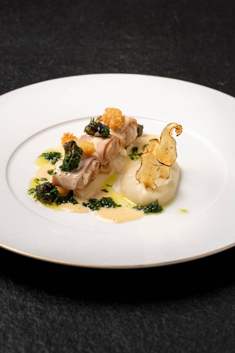 Buergenstock Yannick Alleno/ Mike Wehrle, Moet-Chandon-Essen, Schweizer Bauernkalbfleisch mit Schwarzwurzeln und Sonnenwürze, Schnecken und Topinambur