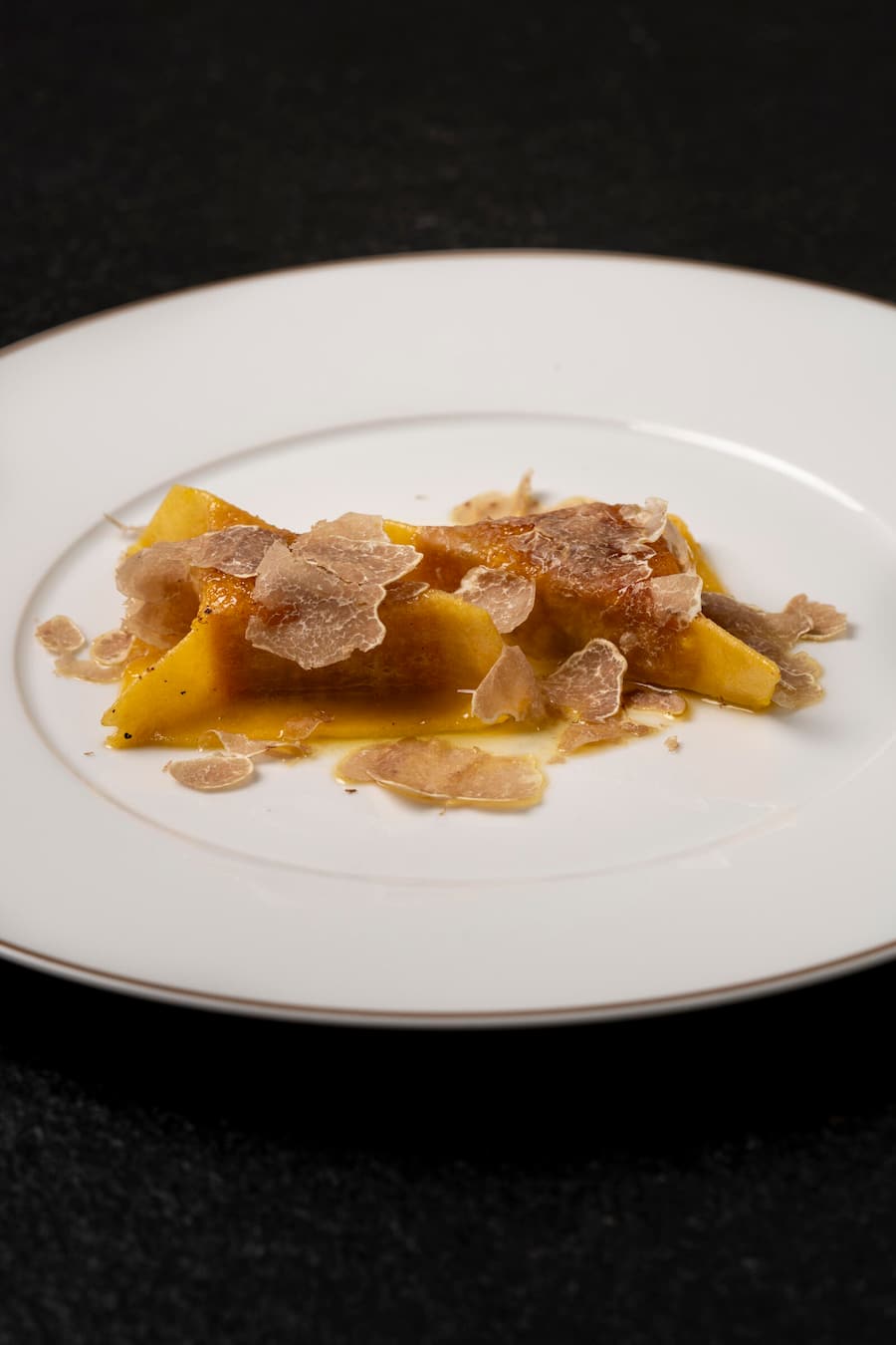 Buergenstock Yannick Alleno/ Mike Wehrle, Moet-Chandon-Essen, knusprige Kürbisravioli mit Frangipane, geschmolzener Zitrusbutter, Bittermandeln und weiÃen Trüffeln von Yannick Alleno