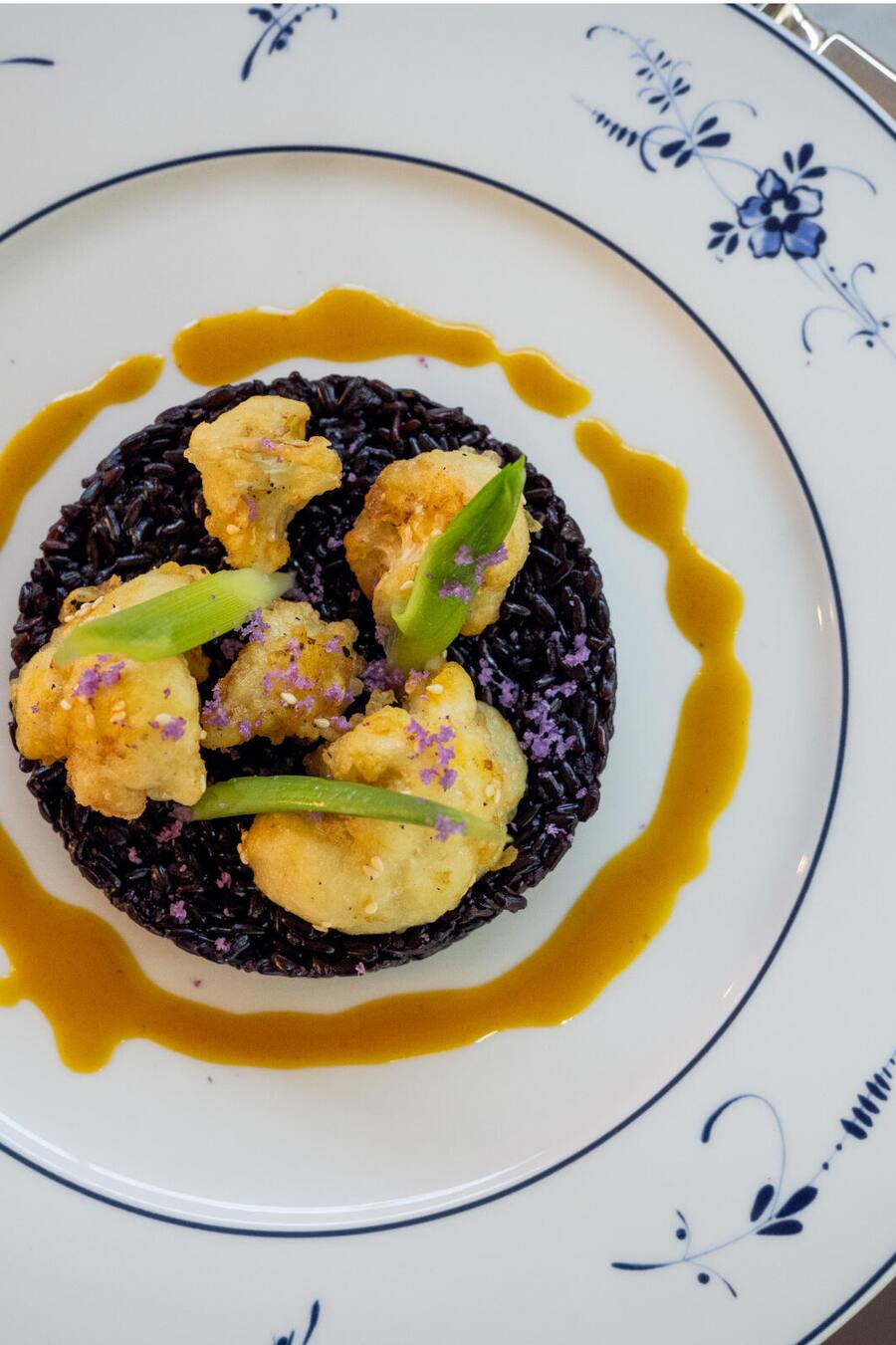 GM_Sprüngli_Tempura Blumenkohl, Tamarinden-Mango Sauce, gerösteter Sesam, Babylauch, Venere Reis
