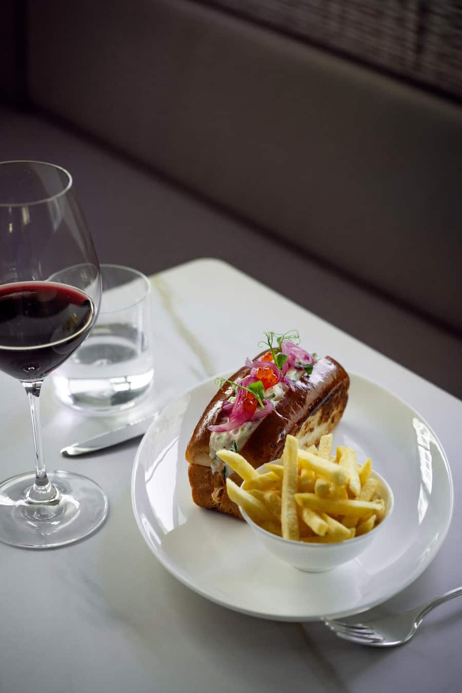 GM_Sprüngli , Lobster Roll, Hausgemachtes Brioche, Hummerfleisch, Limetten-Mayonnaise, Lachsrogen, Kresse, Eingelegte Zwiebeln, Züri Fries