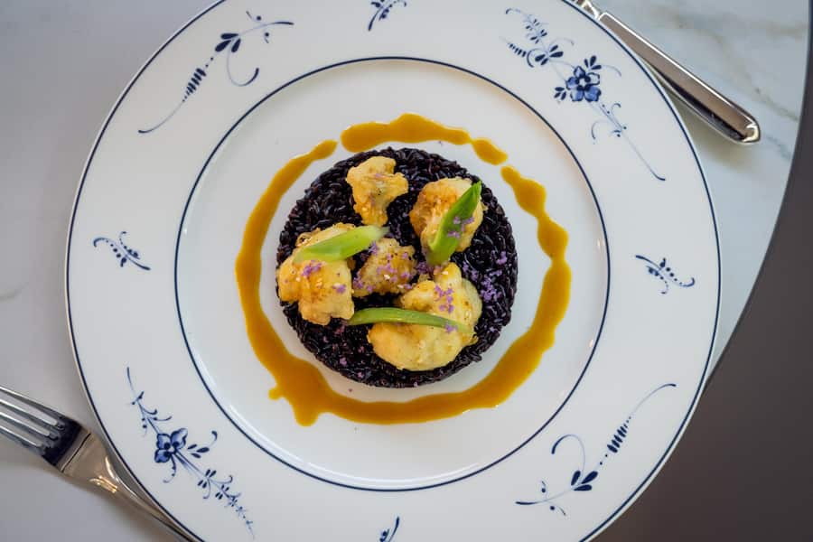 GM_Sprüngli_Tempura Blumenkohl, Tamarinden-Mango Sauce, gerösteter Sesam, Babylauch, Venere Reis