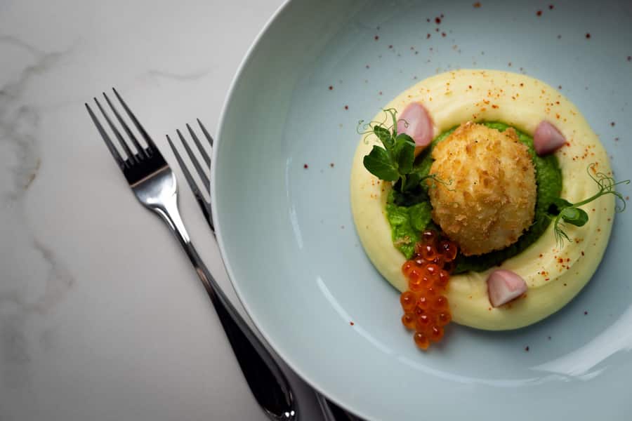 GM_Sprüngli_Crispy Egg, Kartoffel-Mousseline, Erbsencreme, Lachsrogen, Radiesli, Piment d'Espelette