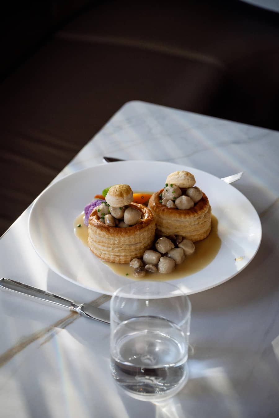 GM_Sprüngli_Blätterteig Pastetli, Brätkügeli, Champignons, Rahmsauce, Babylauch, Cimone