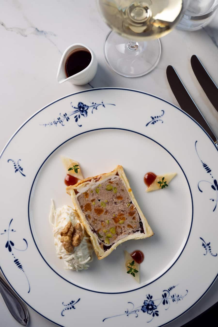 GM_Sprüngli_Hausgemachte Kalbs-Pastete, Waldorfsalat, Sauce Cumberland