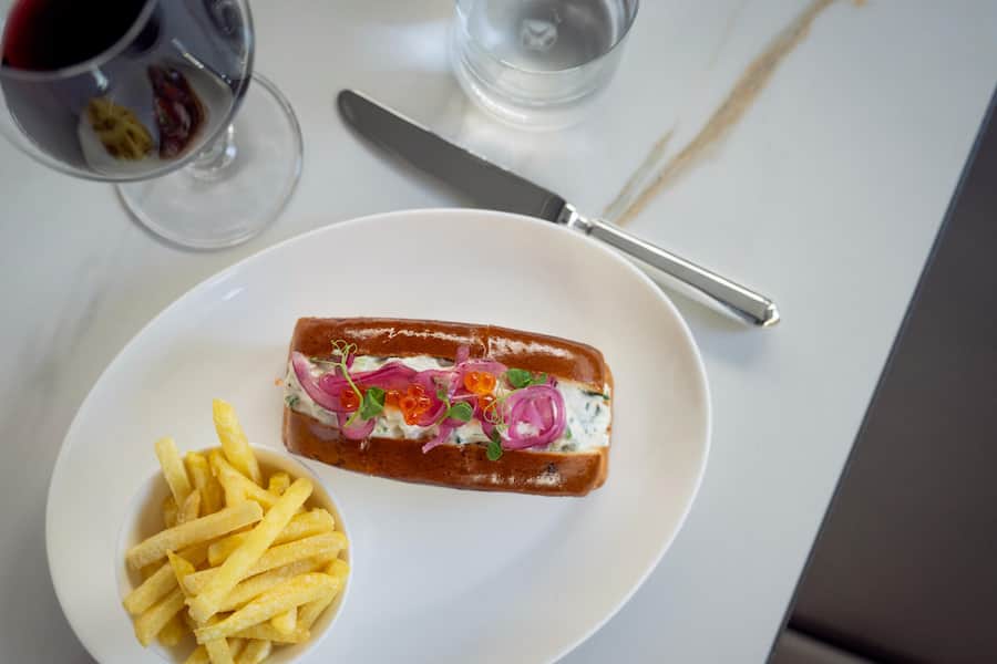 GM_Sprüngli , Lobster Roll, Hausgemachtes Brioche, Hummerfleisch, Limetten-Mayonnaise, Lachsrogen, Kresse, Eingelegte Zwiebeln, Züri Fries