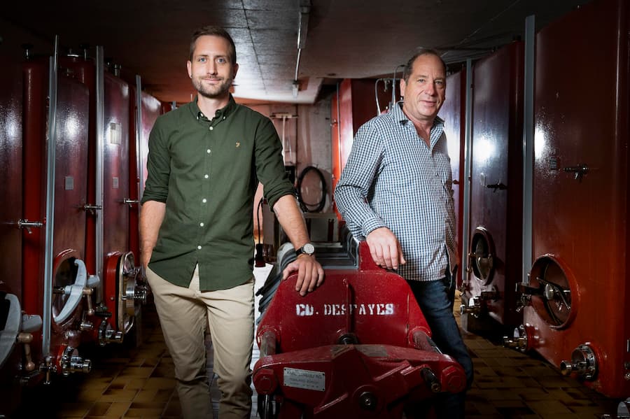 Stéphane und François Défayes im Vinifikationskeller mit historischen Filter