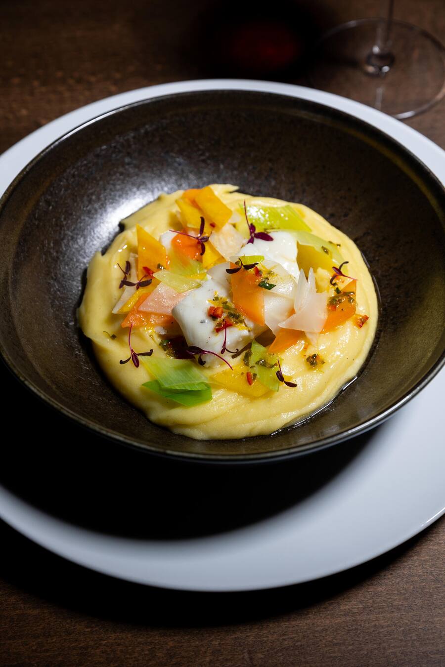 Bären in Langenthal Gericht: In Buttermilch pochierte Heilbut mit Zitrusöl, gemüse-Paysanne und Kartoffelmmoussline Fotografiert am 13.11.2024