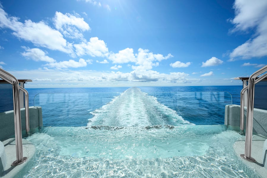 Privatjacht-Feeling! Der Astern-Infinitypool auf Deck 5. 100 Prozent instagamtauglich.