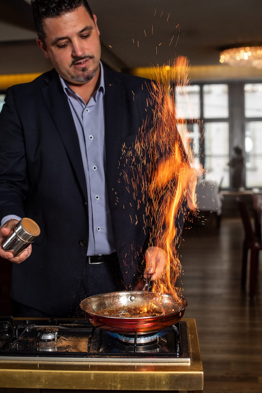 FlambeÌe «National»am Tisch flambiert mit saisonalen FruÌchten und 1 Kugel Glacemit Luigi Ricciuto