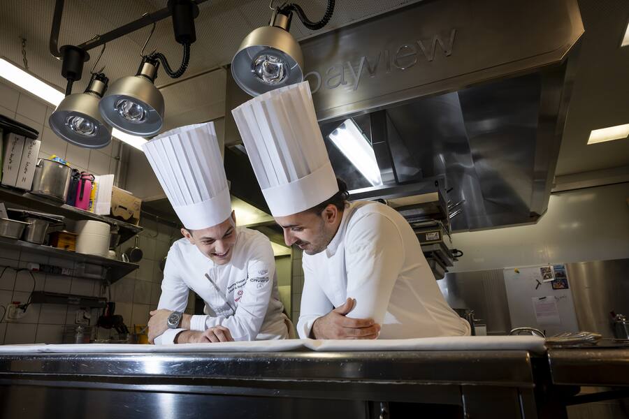 Geneve, le 17 octobre 2024. Les chefs Danny Khezzar du Bayview a Geneve et Franck Pelux du Lausanne Palace vont cuisiner ensemble pour un repas de gala prevu en novembre. Ici ensemble a l Hotel President Wilson. © Magali Girardin