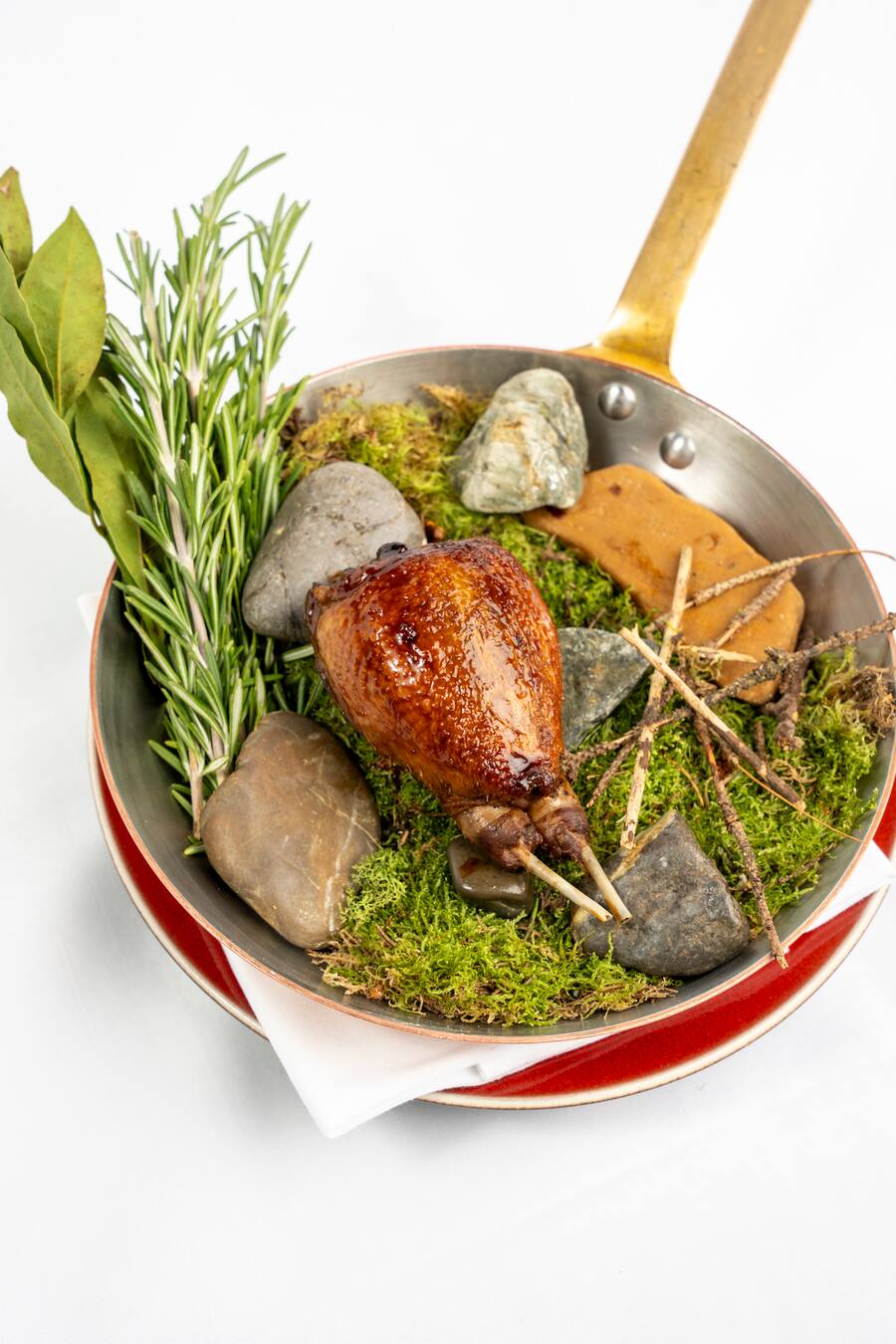 Geneve, le 17 octobre 2024. Les chefs Danny Khezzar du Bayview a Geneve et Franck Pelux du Lausanne Palace vont cuisiner ensemble pour un repas de gala prevu en novembre. Ici ensemble a l Hotel President Wilson. © Magali Girardin