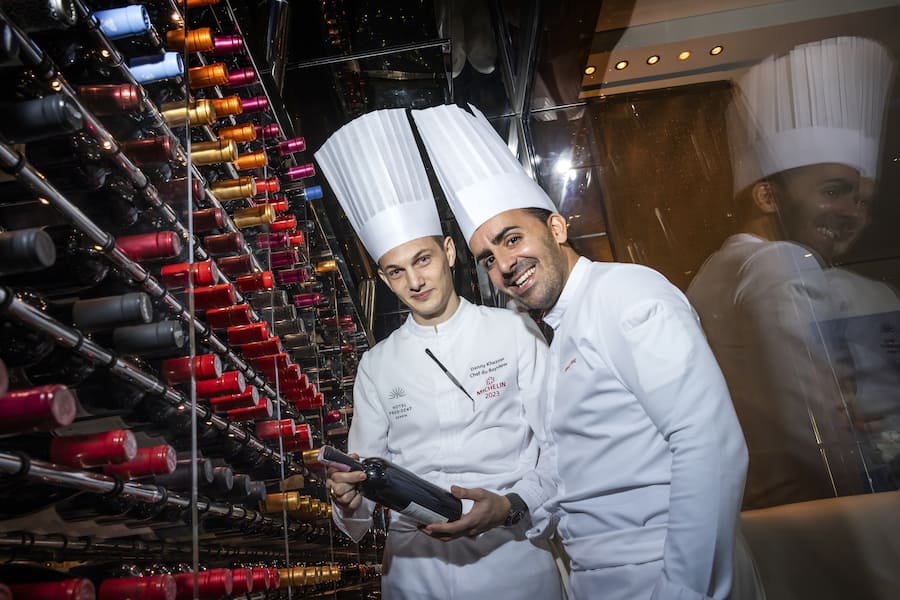 Geneve, le 17 octobre 2024. Les chefs Danny Khezzar du Bayview a Geneve et Franck Pelux du Lausanne Palace vont cuisiner ensemble pour un repas de gala prevu en novembre. Ici ensemble a l Hotel President Wilson. © Magali Girardin