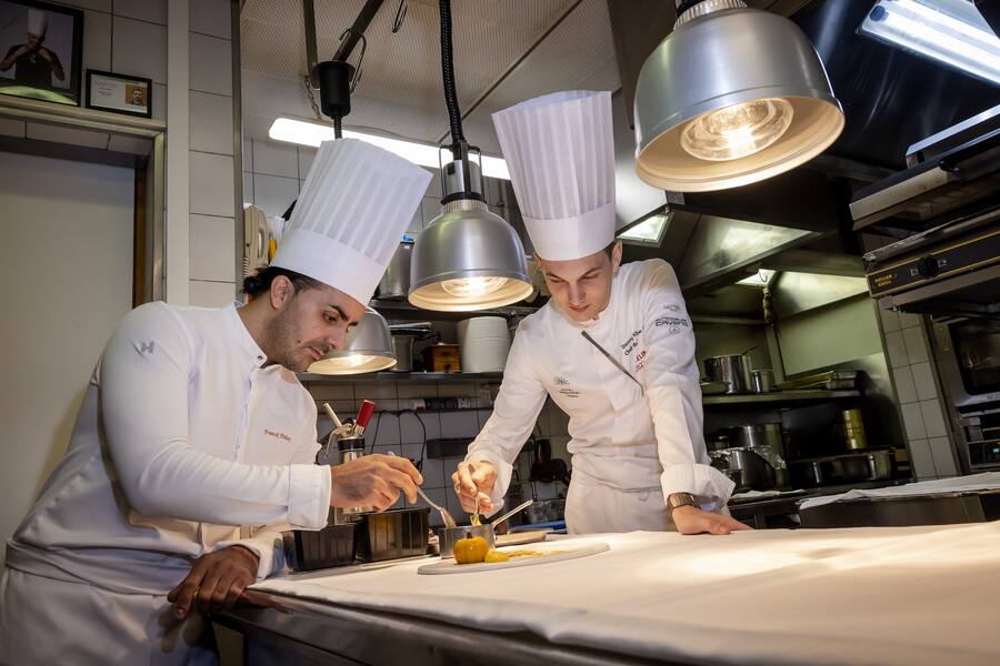 Geneve, le 17 octobre 2024. Les chefs Danny Khezzar du Bayview a Geneve et Franck Pelux du Lausanne Palace vont cuisiner ensemble pour un repas de gala prevu en novembre. Ici ensemble a l Hotel President Wilson. © Magali Girardin