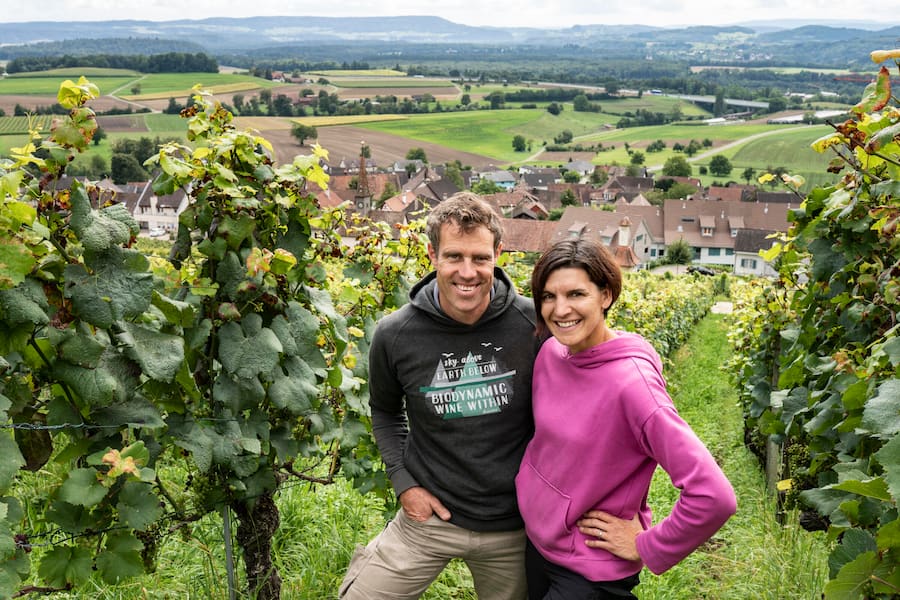 Nadine und Cedric Besson-Strasser Weinbau , Uhwiesen, im Weinberg Chlosterberg Grégory Rohmer, Sommelier, Cédric Besson, Weingut © Nik HungerÂ