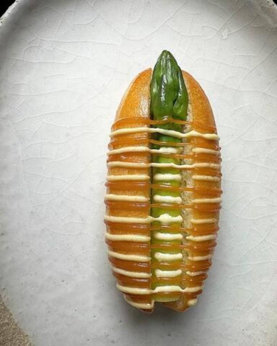 Hotdog mit grünem Spargel, geräuchtertem Senf und BBQ-Sauce im «Pré Catelan».