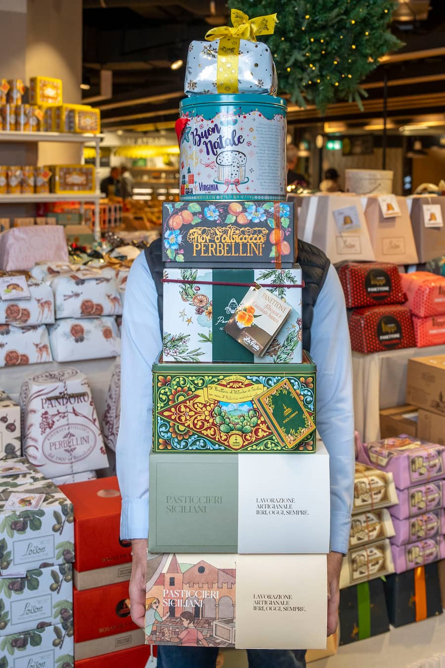 07.11.2024; Zürich: Jelmoli Food Market: Thema Panettone. Periklis Stavrou beim Panettone-Stand im Jelmoli Foodmarket. © Valeriano Di Domenico