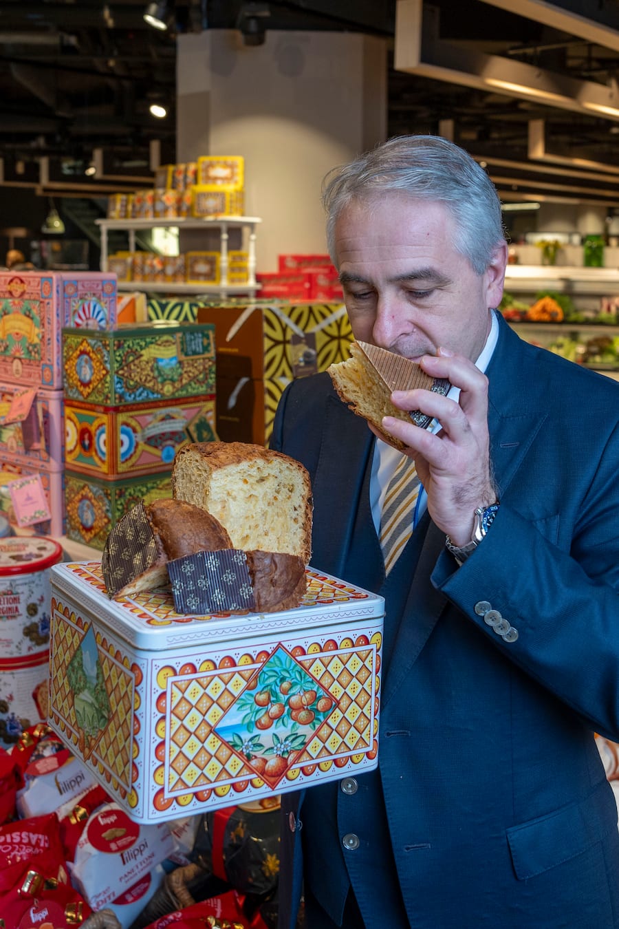 07.11.2024; Zürich: Jelmoli Food Market: Thema Panettone. Thierry Bromberger beim Panettone-Stand im Jelmoli Foodmarket. © Valeriano Di Domenico
