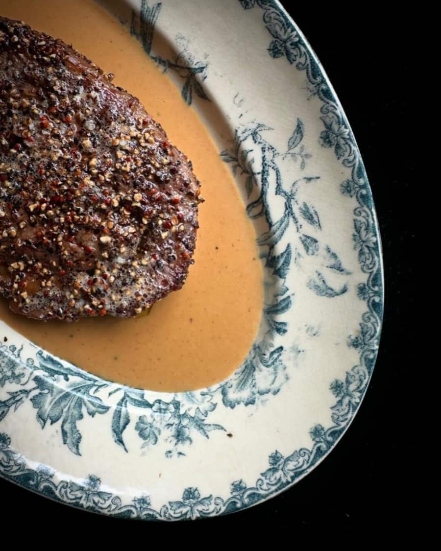 Le steak au poivre du bistrot de Frédéric Anton.