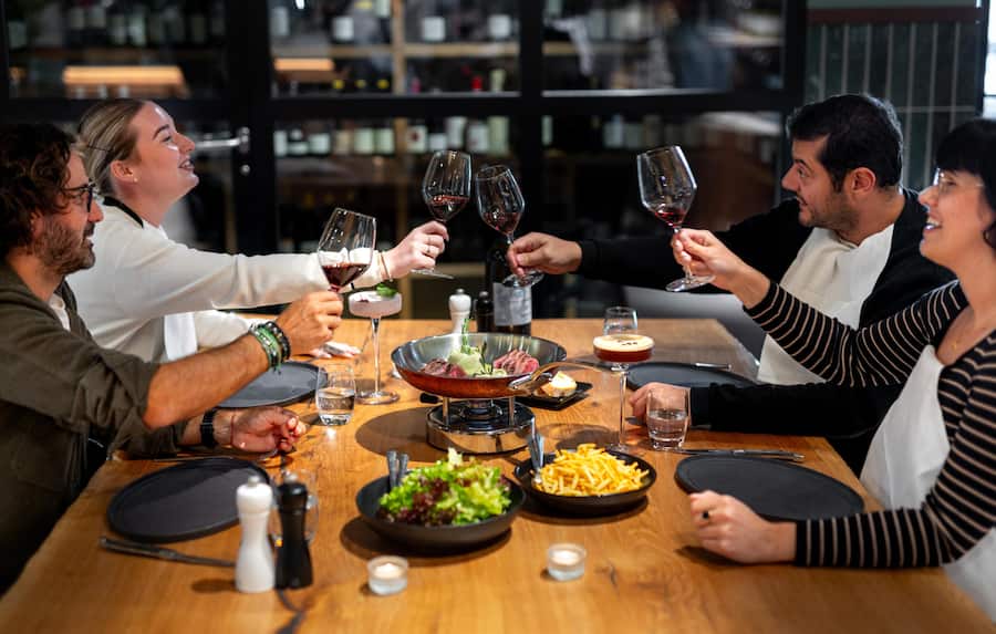 QoQa-Fans feiern gerne, am liebsten im Stammhaus «Stamm». Ein tolles Geburtstagsmenü liegt auf.