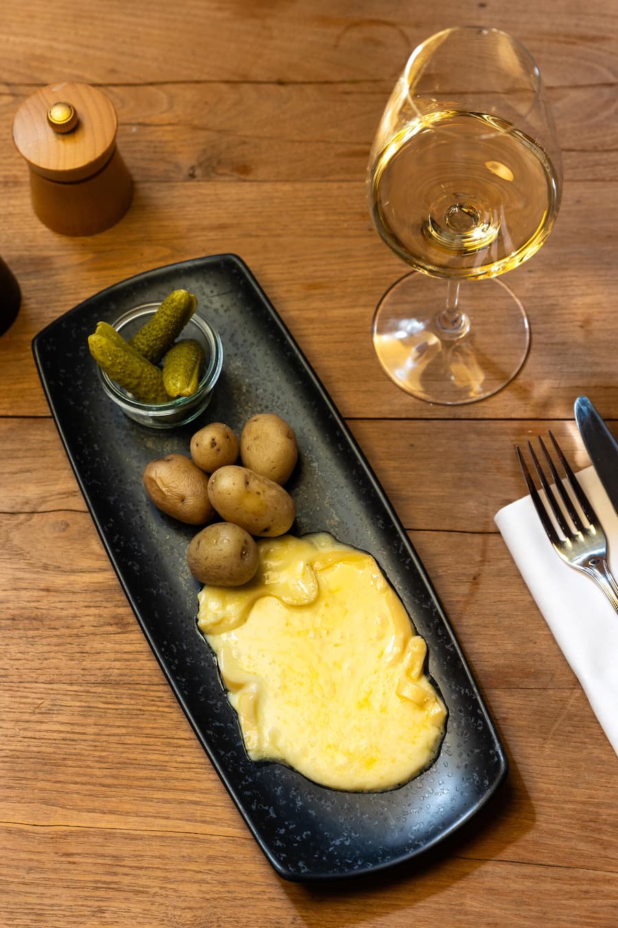 Raclette im Seehus Fotografiert am 20.11.2024 im Restaurant Seehaus in Herrliberg. Gericht: Cure d'Attalens Grand Cru Käse mit 1dl Cure d'Attalens Grand Cru, Kartoffeln, Cornichons