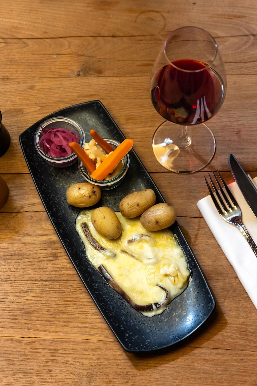 Raclette im Seehus Fotografiert am 20.11.2024 im Restaurant Seehaus in Herrliberg. Gericht: Henry Rouge Käse mit 1 dl Henry Rouge Gamaret-Garanoir, Kartoffeln, eingelegte Balsamico Zwiebeln