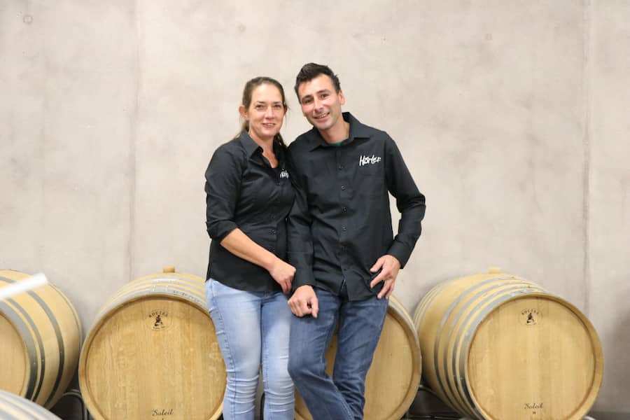 Silas Hörler, mit Martina, Weingut Silas HAPrler, Schloss Salenegg in Maienfeld, GR