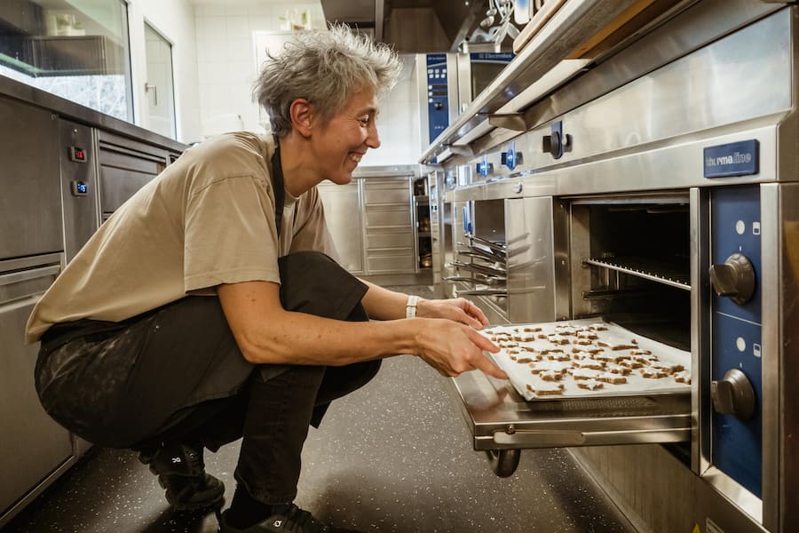 Silvia Manser (Traube, Gais) bäckt mit einer Kinderschar Weihnachtsguetsli