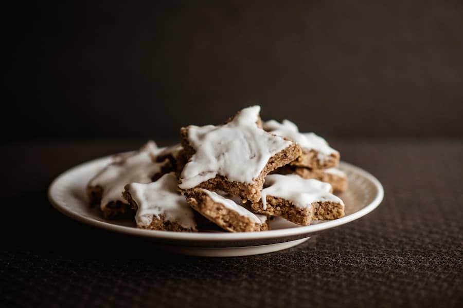 Zimtsterne - Silvia Manser (Traube, Gais) bäckt mit einer Kinderschar Weihnachtsguetsli