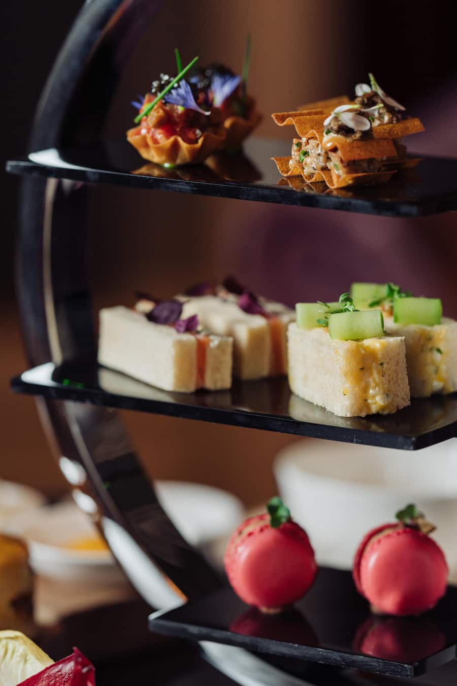 SAVORY MARCO D'ANDREA, THE FONTENAY: Rindstatar mit Kapern, Schnittlauch, âPilzsalat" mit Kartoffelchip, schwarzem Knoblauch und Trüffel, SAVORY THE DOLDER GRAND Eier-Sandwich mit Senf, Gurke und Gartenkresse, Lachs-Sandwich mit Yuzu, Rettich und Shiso, Entenleber-Macaron mit Feige und Schokolade - Afternoon Tea im The Dolder Grand - Zürich - November 2024 - Copyright Olivia Pulver