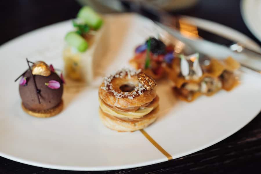 SWEET THE DOLDER GRAND: Mini Paris Brest mit karamellisierten Pekannüssen und Kaffee - Afternoon Tea im The Dolder Grand - Zürich - November 2024 - Copyright Olivia Pulver