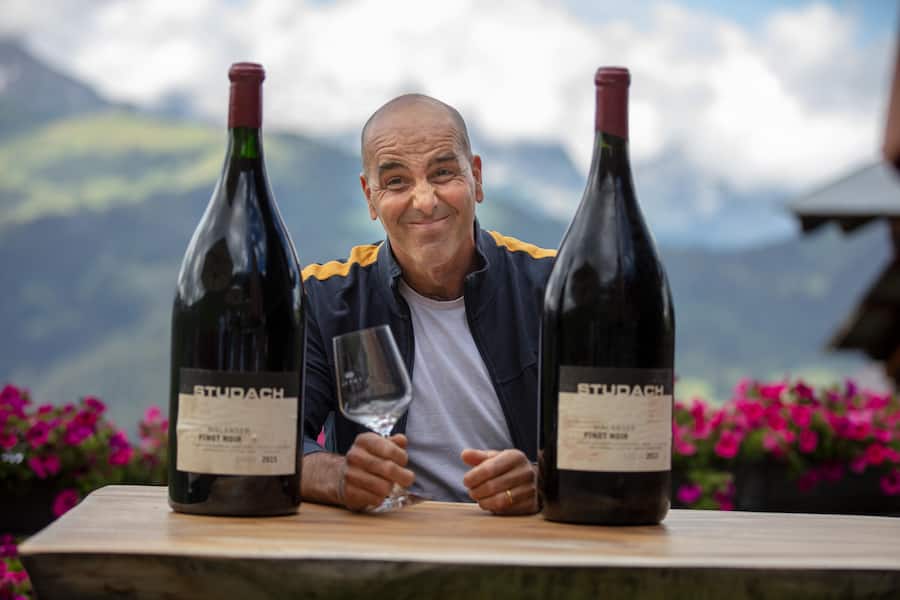 Thomas Studach mit Pinot Noir 2013 Methusalem Gstaadt, Ueli Kellenberger kocht am offenen Feuer, Züneweid, Bernerhof, Gstaad © Marcus Gyger