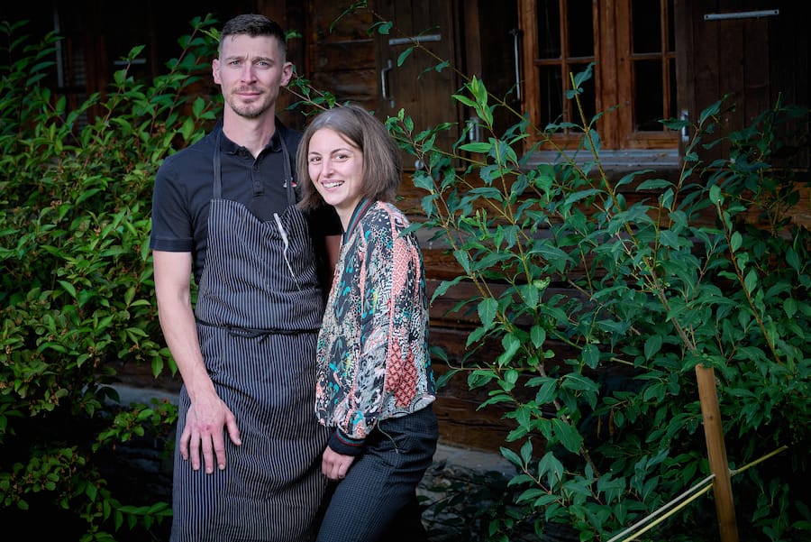 Siviez Nendaz, le 24 septembre 2024, Adrien et Klara, tenanciers du Vieux Nendaz, sâimmergent avec leurrais chasseur le temps dâune journée afin de comprendre la difficulté a chasser du gibier local, et nous présentent un pâté en croute de bouquetin et un attrait de chasse de chamois © Sedrik Nemeth