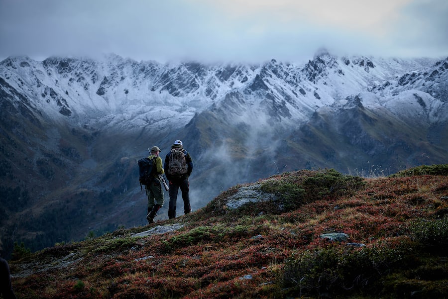 Siviez Nendaz, le 24 septembre 2024, Adrien et Klara, tenanciers du Vieux Nendaz, sâimmergent avec leurrais chasseur le temps dâune journée afin de comprendre la difficulté a chasser du gibier local, et nous présentent un pâté en croute de bouquetin et un attrait de chasse de chamois © Sedrik Nemeth