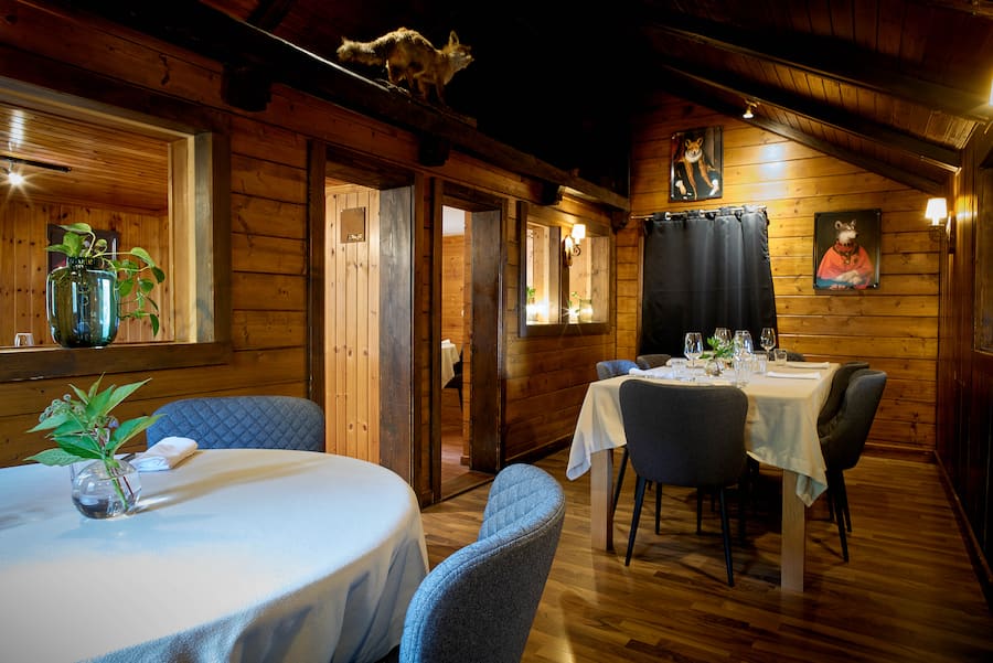 Siviez Nendaz, le 24 septembre 2024, Adrien et Klara, tenanciers du Vieux Nendaz, sâimmergent avec leurrais chasseur le temps dâune journée afin de comprendre la difficulté a chasser du gibier local, et nous présentent un pâté en croute de bouquetin et un attrait de chasse de chamois © Sedrik Nemeth