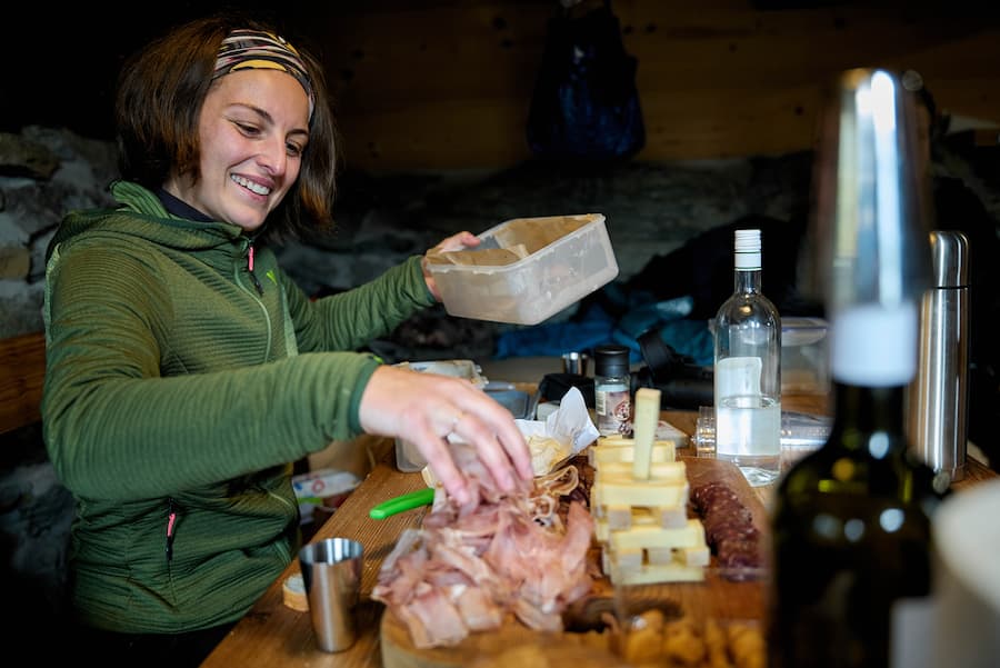 Siviez Nendaz, le 24 septembre 2024, Adrien et Klara, tenanciers du Vieux Nendaz, sâimmergent avec leurrais chasseur le temps dâune journée afin de comprendre la difficulté a chasser du gibier local, et nous présentent un pâté en croute de bouquetin et un attrait de chasse de chamois © Sedrik Nemeth