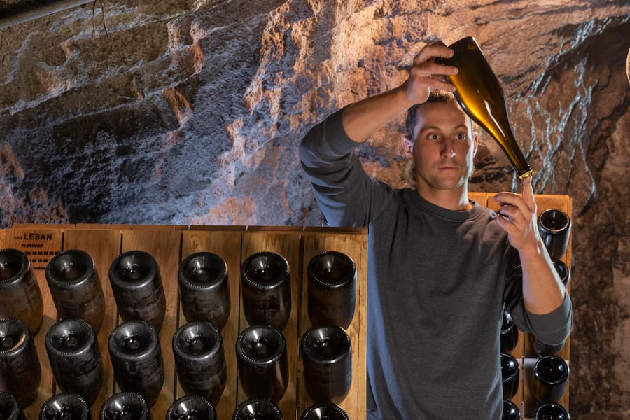 Patrick Adank mit Schaumwein auf Rüttelpult,Fläsch, Graubünden, Schweiz,Suisse,Svizzera,Switzerland,