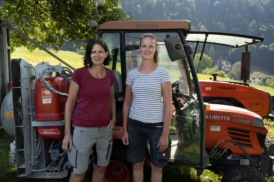 Annatina und Laura Pelizzatti mit ihren Traktoren,Jenins, Graubünden, Schweiz,Suisse,Svizzera,Switzerland,