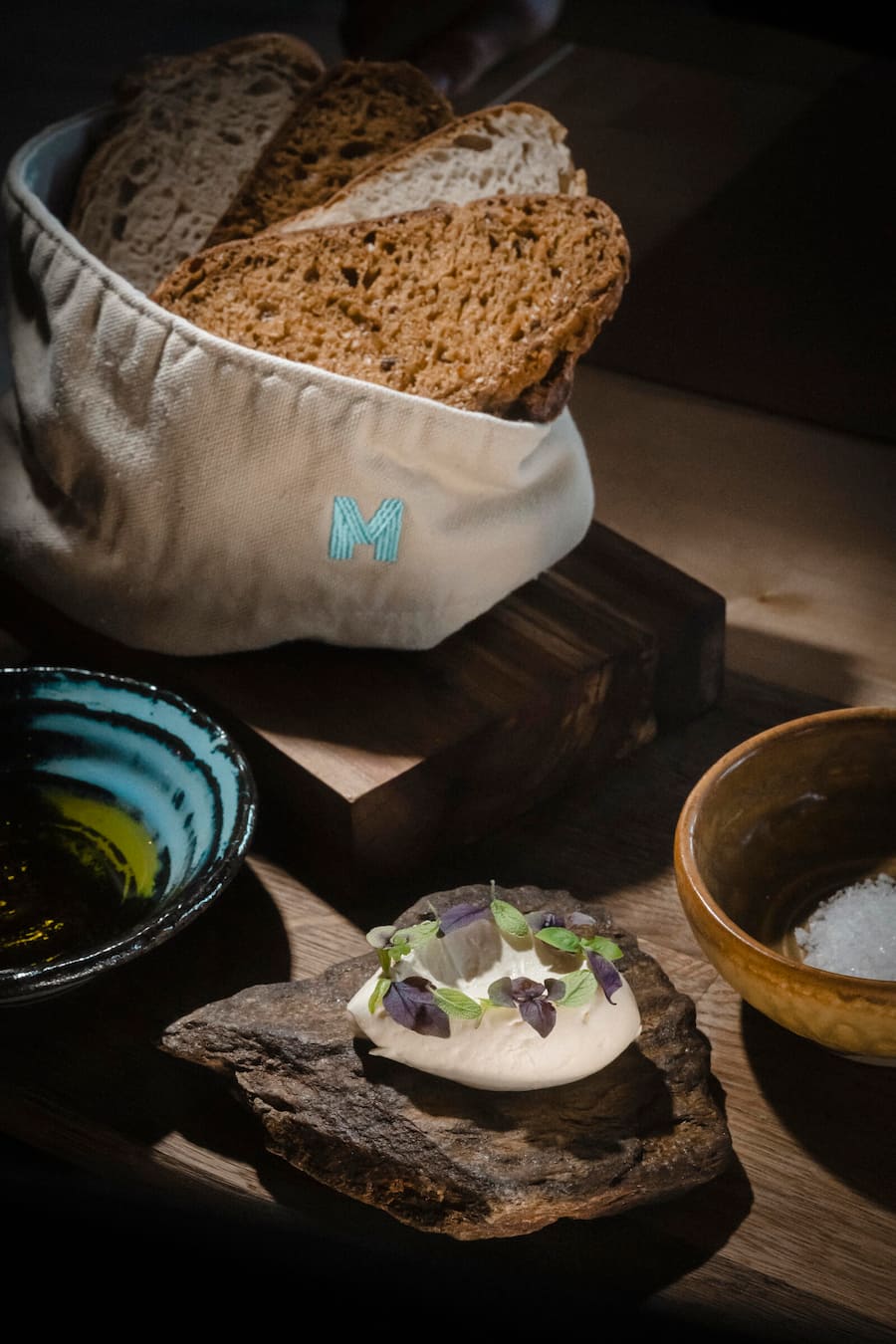 Amuse-bouche: Ur-Brot & Dinkel-Ciabatta von der Bäckerei Artis in Ried-Brig Marmo-Restaurant, Donnerstag 12 Dezember 2024 in Zermatt. (© Gabriel Monnet)