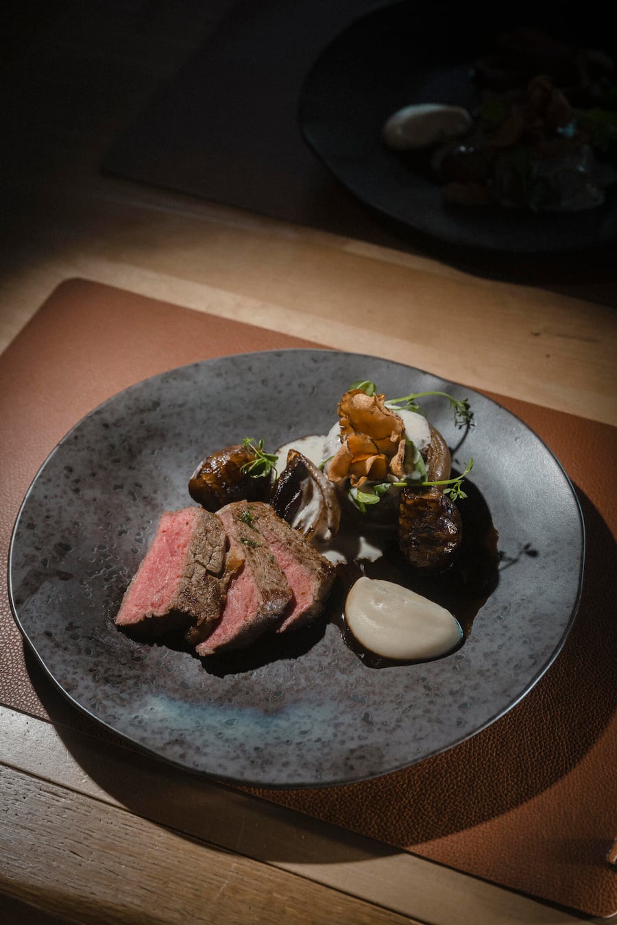 Entrecôte vom Charra-Rind (Luma), Pastinakenpüree, geschmorte Zwiebel gefüllt mit Rinderbacke Marmo-Restaurant, Donnerstag 12 Dezember 2024 in Zermatt. (© Gabriel Monnet)