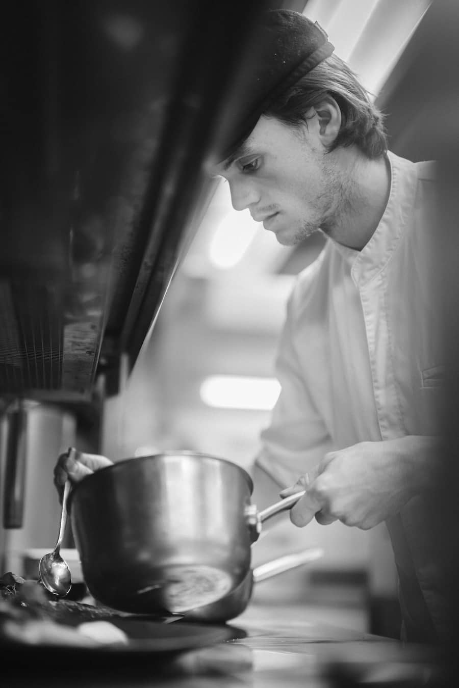 Sergio Grand, Küchenchef, Marmo-Restaurant, Donnerstag 12 Dezember 2024 in Zermatt. (© Gabriel Monnet)