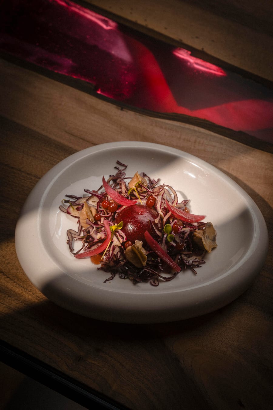 Entrée: Chou-rouge, airelles, châtaignes Restaurant Potato, 11 décembre 2024 à Zermatt. (© Gabriel Monnet)