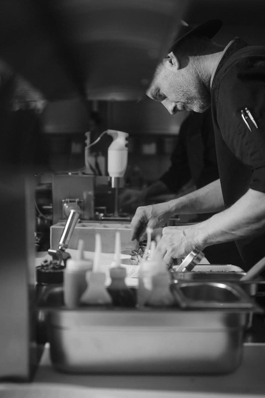 Le chef du restaurant Potato Alexandre Libert, dans ses cuisines, 11 décembre 2024 à Zermatt. (© Gabriel Monnet)