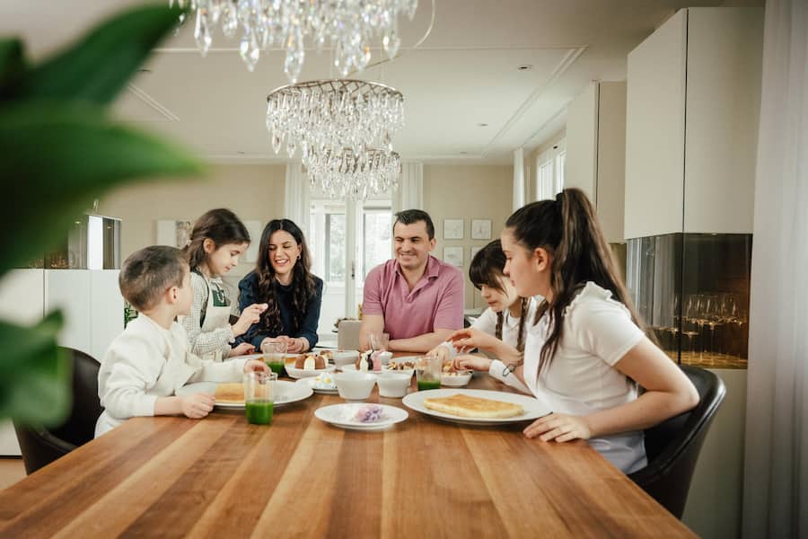 Agron Lleshi backt mit seiner Familie 2023