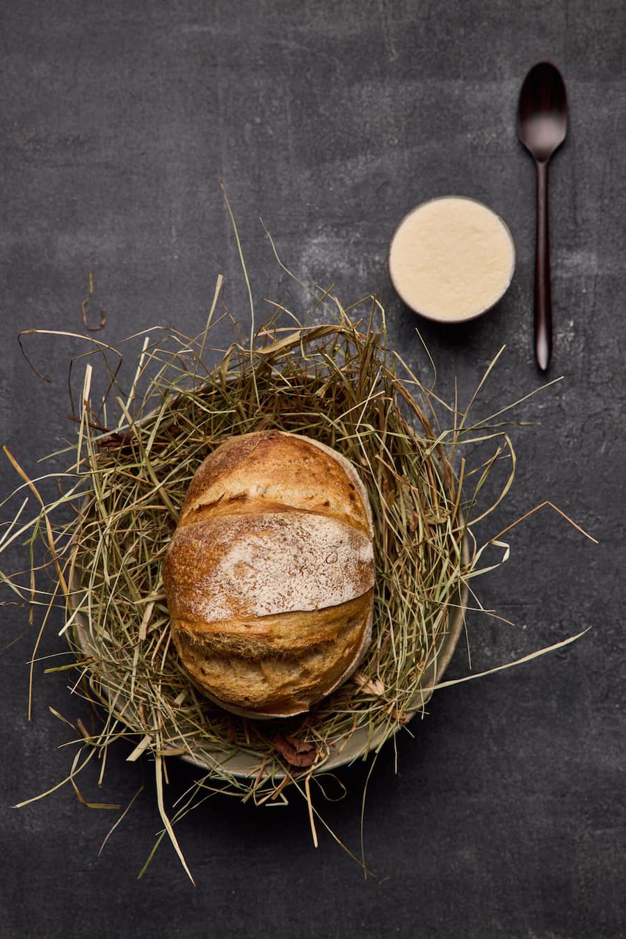 Brot mit Heu aromatisiert, dazu Butter aus der Region.