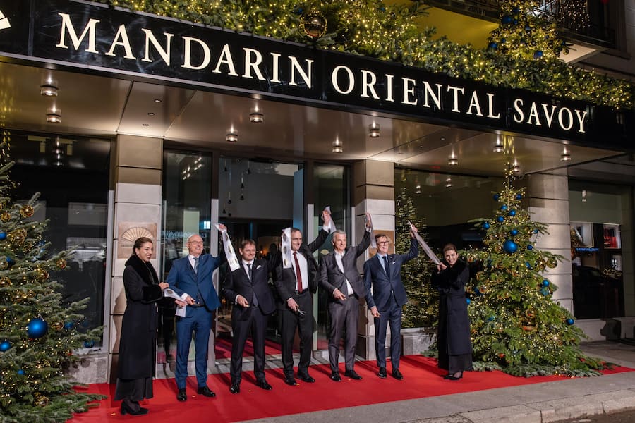 Pink Ribbon Cutting, v. links Markus Baumann (VR Präsident), Laurent Kleitmann (CEO), Mario Fehr (Regierungsrat - Präsident Sicherheitsdirektion Zürich), Sergio Ermotti (CEO) & Mark Bradford (GM)