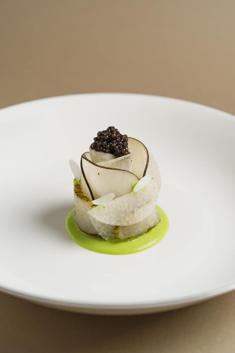 SCHWEIZER ZANDER IM GRÃNEN MANTEL SAUERAMPFERCRÃME | DILL | OONA KAVIAR - Grand Restaurant - Salvatore Frequente, Chefkoch - Carlton St. Moritz - Dez 2024 - Copyright Olivia Pulver