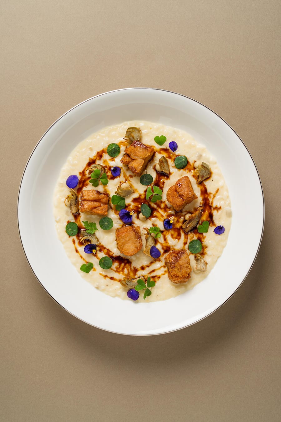 CARNAROLI RISOTTO GRAN RISERVA: DUNKLES BIER | KALBS-MILKEN | ARTISCHOCKE | SAUERKLEE - Grand Restaurant - Salvatore Frequente, Chefkoch - Carlton St. Moritz - Dez 2024 - Copyright Olivia Pulver